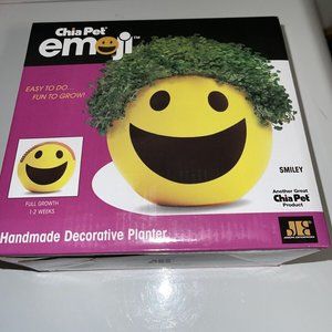 NIB CHIA PET Smiley Emoji Watch Me Grow Happy Face GROWING KIT planter & seeds